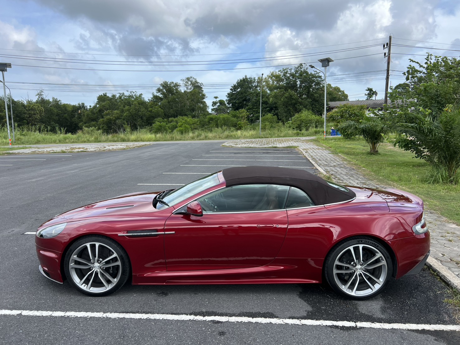 รถเปิดประทุน Aston Martin DBS ปี 2010 - ภูเก็ต